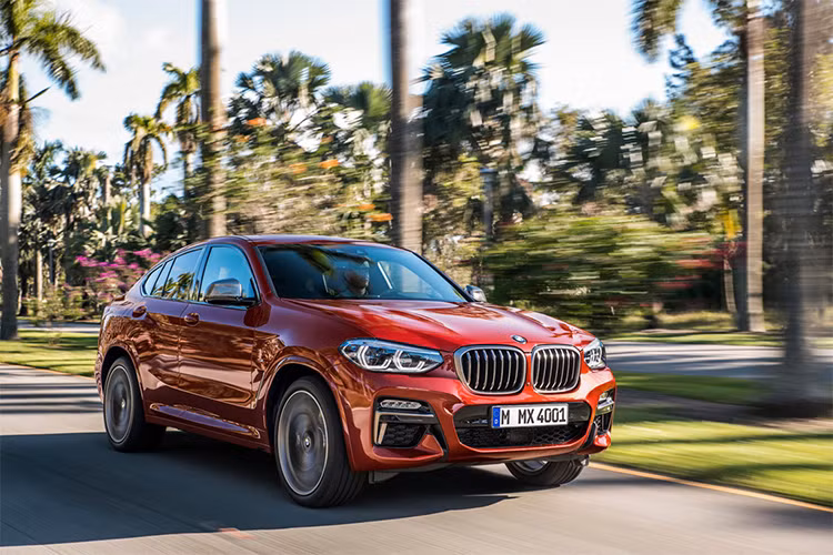 Đã 4 năm kể từ khi chiếc BMW X4 có mặt trên thị trường, BMW sắp sửa ra mắt X4 2019 hoàn toàn mới, đây là đối thủ trực tiếp của Mercedes-Benz GLC Coupe hay Porsche Macan. Mẫu xe BMW X4 2019 sẽ chính thức ra mắt tại triển lãm Geneva Motor Show 2018 tới đây.
