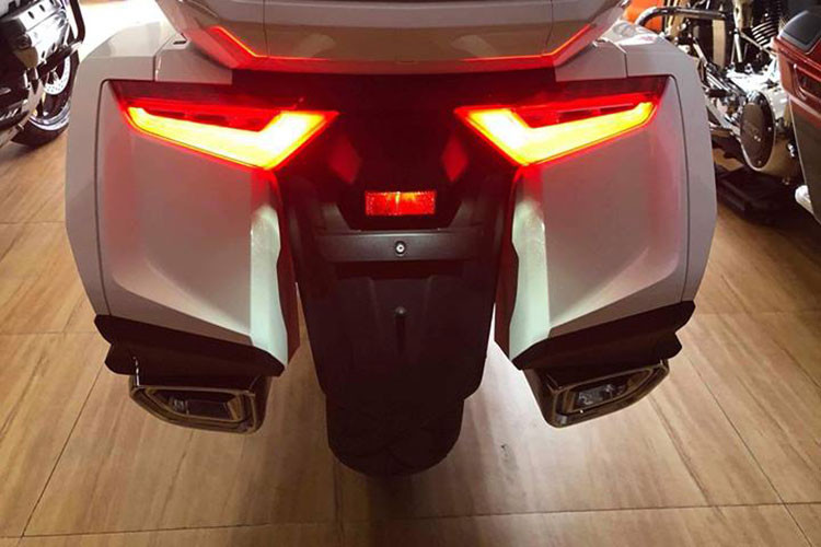 Honda Goldwing 2018 còn được trang bị những tính năng hiện đại hơn so với trước đây - đặc biệt là hệ thống chống bó cứng phanh ABS khi ôm cua, hỗ trợ khởi hành ngang dốc Hill Start Assist (HSA), kiểm soát hành trình, công nghệ kiểm soát mô-men xoắn Honda Selectable Torque Control (HSTC) và ngắt máy khi dừng lâu Idling Stop giúp dễ sử dụng đồng thời giảm lượng xăng tiêu thụ...