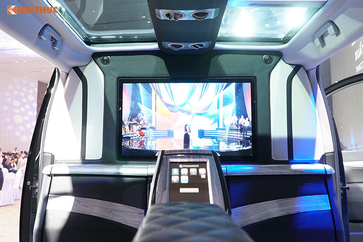 Về vận hành, Peugeot Traveller Luxury và Premium trang bị động cơ Diesel HDi dung tích 2.0 lít tăng áp, công suất cực đại 150 mã lực tại vòng tua 4000 vòng/phút, mô men xoắn cực đại đạt 370Nm tại 2000 vòng/phút, đi cùng hộp số 6 cấp thế hệ mới EAT6 tích hợp công nghệ QuickShift. Peugeot Traveller có 5 chế độ lái khác nhau gồm: Tiêu chuẩn, chế độ đường tuyết, chế độ bùn, chế độ đường cát và chế độ ESP OFF.