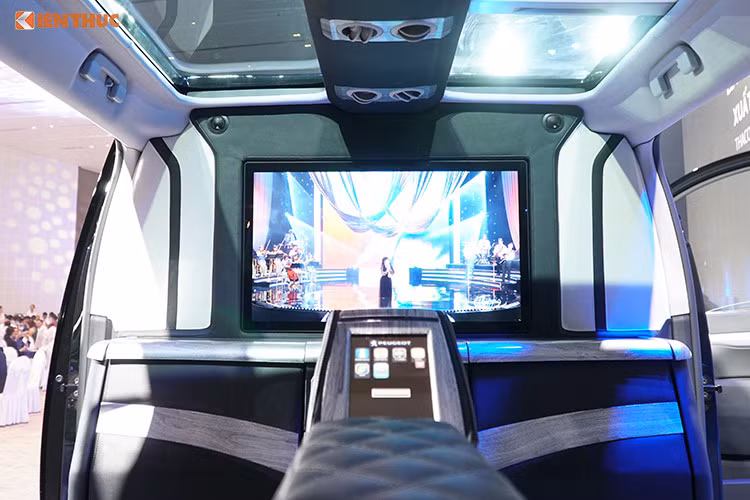 Về vận hành, Peugeot Traveller Luxury và Premium trang bị động cơ Diesel HDi dung tích 2.0 lít tăng áp, công suất cực đại 150 mã lực tại vòng tua 4000 vòng/phút, mô men xoắn cực đại đạt 370Nm tại 2000 vòng/phút, đi cùng hộp số 6 cấp thế hệ mới EAT6 tích hợp công nghệ QuickShift. Peugeot Traveller có 5 chế độ lái khác nhau gồm: Tiêu chuẩn, chế độ đường tuyết, chế độ bùn, chế độ đường cát và chế độ ESP OFF.