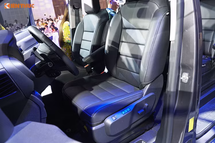 Với phiên bản Peugeot Traveller Luxury, không gian rộng lớn và linh hoạt chính là điểm mạnh mà sản phẩm này mang lại. Người dùng có thể trượt, gập, xoay 180 độ, tháo rời các ghế ở hàng ghế thứ 2 và 3, thoải mái bố trí chỗ để chân cũng như khoang để hành lý. Thể tích khoang hành lý khi sử dụng cả 7 ghế là 1.384 lít, đặc biệt thể tích khi tháo cả hàng ghế thứ 2 và 3 lên đến 4.554 lít.
