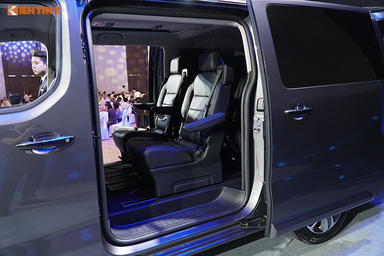 Đuôi xe Peugeot Traveller 2019 được trang bị thêm cửa kính phía sau và lắp thêm kính tối màu góp phần tôn vẻ đẹp nổi bật chiếc xe. Traveller Luxury và Premium sở hữu bộ mâm hợp kim 17 inch thể thao, mạnh mẽ và chắc chắn. Bên trong, Peugeot Traveller sở hữu không gian rộng rãi, tăng cường sự tiện dụng và tiện nghi bậc nhất phân khúc.