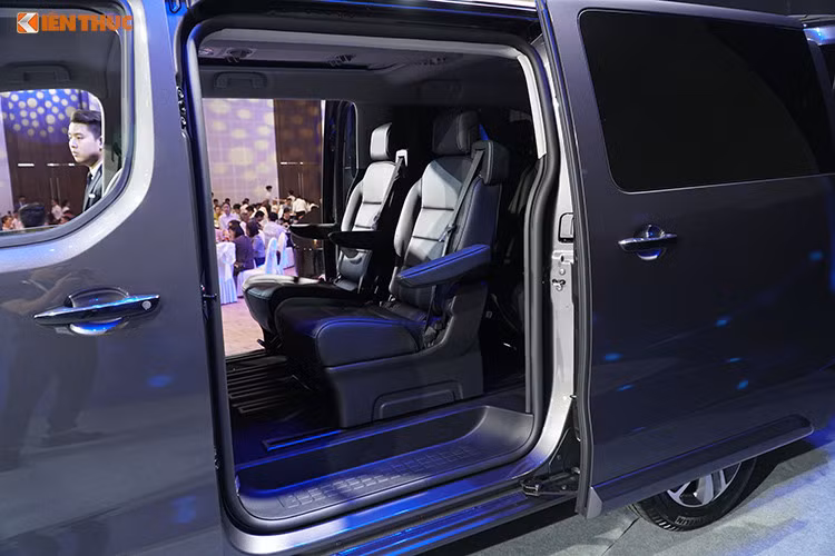 Đuôi xe Peugeot Traveller 2019 được trang bị thêm cửa kính phía sau và lắp thêm kính tối màu góp phần tôn vẻ đẹp nổi bật chiếc xe. Traveller Luxury và Premium sở hữu bộ mâm hợp kim 17 inch thể thao, mạnh mẽ và chắc chắn. Bên trong, Peugeot Traveller sở hữu không gian rộng rãi, tăng cường sự tiện dụng và tiện nghi bậc nhất phân khúc.