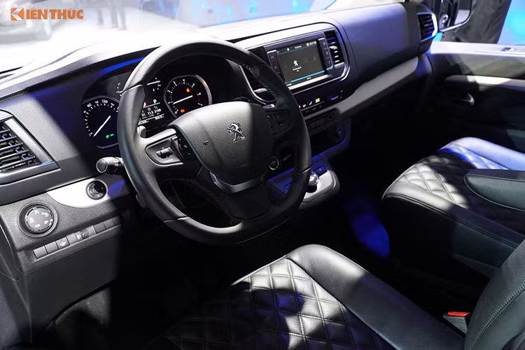 Nội thất của Peugeot Traveller Luxury và Premium được trang bị khá hiện đại với bảng điều khiển trung tâm tích hợp các tính năng như: điều chỉnh điều hoà, khóa cửa trung tâm, cửa trượt tự động, khóa trẻ em, đèn khẩn cấp, cảnh báo áp suất lốp, sưởi kính chắn gió, sưởi kính phía sau.