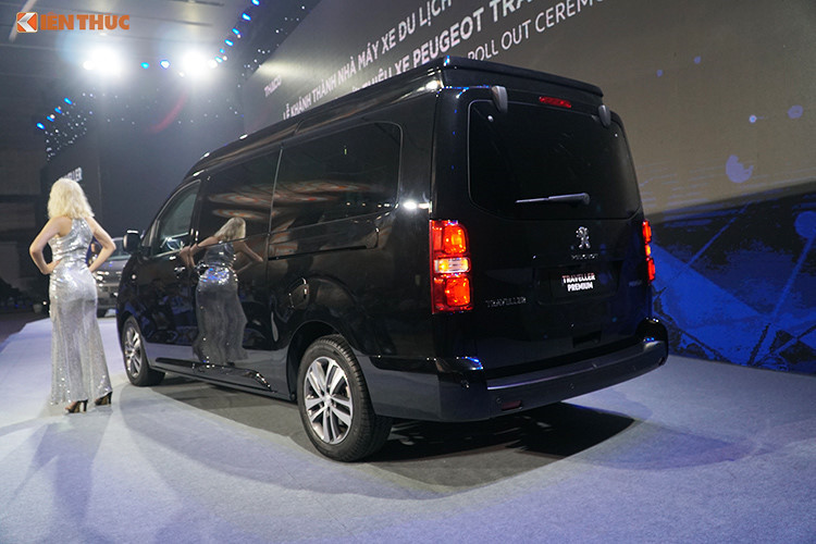 Bên hông Peugeot Traveller còn được trang bị nhiều tính năng nổi trội so với các sản phẩm cùng phân khúc. Cửa hông 2 bên trượt điện có tích hợp cảm biến đá chân. Người sử dụng chỉ cần tác động đơn giản của bàn chân ở góc cản sau để mở khoá Peugeot Traveller và mở cửa trượt ở phía bạn đang đứng. Để đóng cửa, bạn chỉ cần thực hiện động tác tương tự và sau đó khoá xe khi ra khỏi xe.