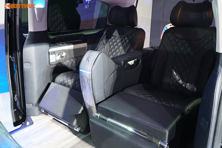 Nội thất phiên bản Premium sở hữu nhiều điểm khác biệt so với phiên bản Luxurry, thiết kế khoang thương gia phía sau vách ngăn với 2 ghế thương gia chỉnh điện 8 hướng tích hợp, tựa chân, tựa tay, bàn làm việc, tính năng massage, thổi gió... Khoang còn được bố trí hệ thống giải trí tách biệt với khoang lái với 6 loa, 1 sub và màn hình giải trí 32 inch tích hợp hệ điều hành Android cùng ổ cứng dung lượng 500GB.