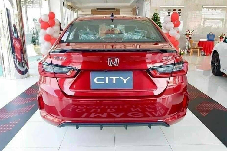 Về ngoại hình, Honda City thế hệ mới đã được đổi mới thiết kế, phần đầu xe được trang bị mặt ca-lăng phong cách “Solid Wing Face” chung ngôn ngữ với các mẫu xe như: HR-V, CH-R, Civic hay Accord mới. Cụm đèn pha projector với dải đèn LED chiếu sáng ban ngày, đèn hậu LED, dải chrome sáng bóng phía trước, ăng-ten vây cá mập và thiết kế la-zăng hợp kim 15 inch mới.