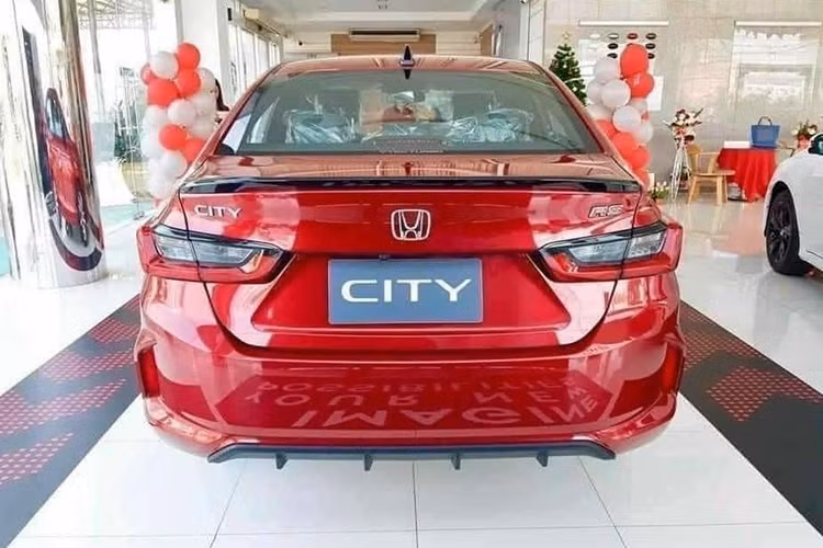Về ngoại hình, Honda City thế hệ mới đã được đổi mới thiết kế, phần đầu xe được trang bị mặt ca-lăng phong cách “Solid Wing Face” chung ngôn ngữ với các mẫu xe như: HR-V, CH-R, Civic hay Accord mới. Cụm đèn pha projector với dải đèn LED chiếu sáng ban ngày, đèn hậu LED, dải chrome sáng bóng phía trước, ăng-ten vây cá mập và thiết kế la-zăng hợp kim 15 inch mới.