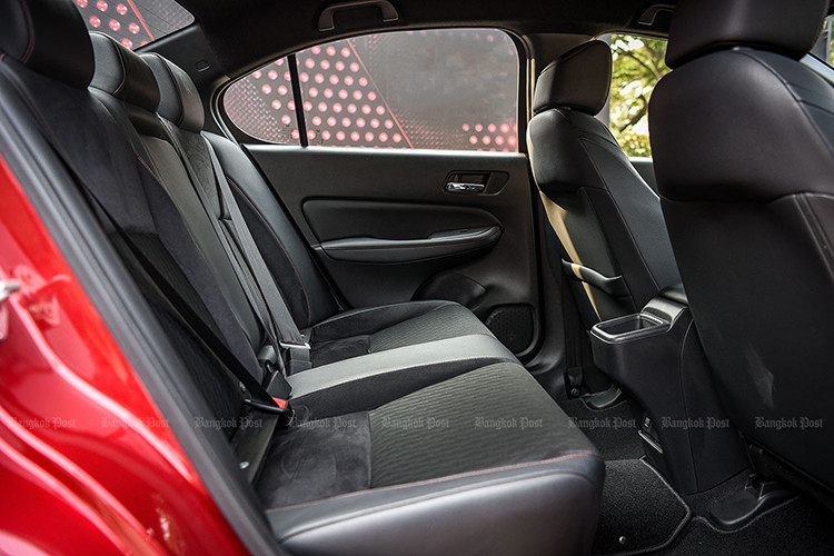 Lần đầu tiên Honda City hoàn toàn mới có bản RS, thể thao và cao cấp hơn. Bản RS có lưới tải nhiệt phía trước đen bóng với logo RS, cản trước thể thao, đèn pha LED với dải đèn LED chiếu sáng ban ngày, đèn sương mù LED, gương chỉnh điện tích hợp xi-nhan, cánh gió sau đen bóng với logo RS, la-zăng thể thao hợp kim 16 inch. Khoang cabin cũng có sự khác biệt với ghế ngồi da lộn kèm đường chỉ đỏ và ngoại thất màu đỏ dành riêng cho bản RS.