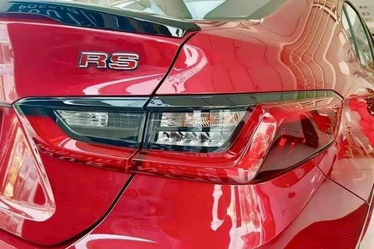 Bước sang thế hệ mới, Honda City đã được thay thế nền tảng khung gầm mới có kích thước (DxRxC) lần lượt: 4.553 x 1.748 x 1.467 mm + chiều dài cơ sở 2.589 mm đi cùng với khoảng sáng gầm 135mm, thấp hơn 15mm so với thế hệ cũ. Dù có chiều dài cơ sở ngắn hơn bản cũ (2.600 mm) nhưng Honda City 2020 vẫn nhỉnh hơn so với nhiều đối thủ trong phân khúc sedan hạng B.