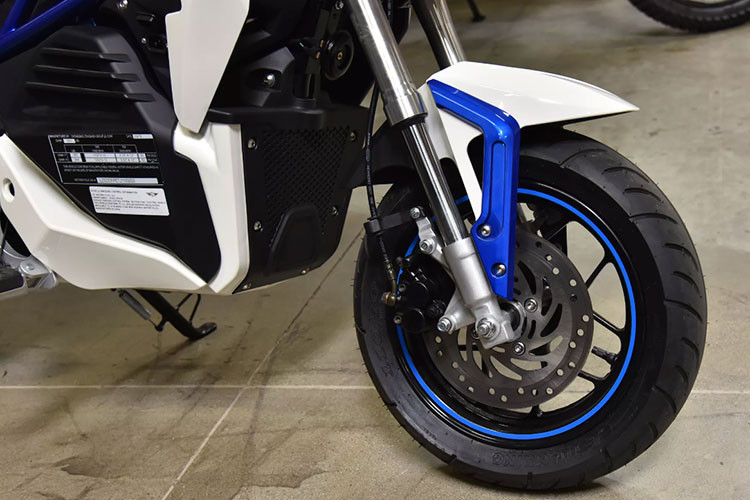 Hệ thống treo của xe gồm cặp phuộc hành trình ngược ở phía trước và giảm xóc lò xo trụ đơn ở phía sau. Vành xe dạng 5 chấu với nan chữ Y, đi kèm với đó là phanh đĩa trước và sau nhưng đáng tiếc không có ABS. Đặc biệt, đuôi xe có thiết kế khá giống với đuôi mẫu MV Agusta Dragster.