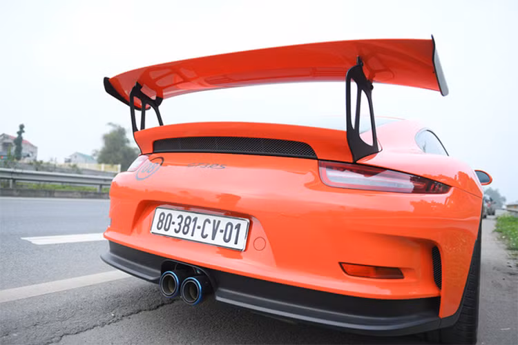 911 GT3 RS của Cường Đô la thuộc đời 2016, ra mắt vào năm 2015 tại Geneva Motor Show. Xe được đưa về nước vào đầu năm 2017 bởi một đơn vị nhập khẩu tư nhân ở Hà Nội. 911 GT3 RS là mẫu xe vừa sử dụng được trên đường công cộng nhưng cũng phù hợp với đường đua.