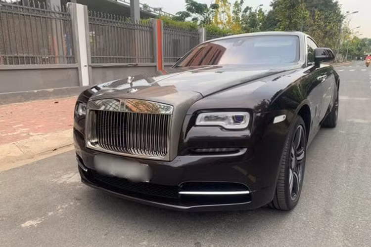 Tại thị trường Việt Nam, khi mới về nước vào năm 2015 giá xe Rolls-Royce Wraith từ 18 tỷ đồng cho phiên bản thường và 21 tỷ đồng cho phiên bản bespoke. Điểm phân biệt dễ nhận thấy trên bản thường này là không có đường coach line màu vàng chạy dọc thân xe. Chiếc xe Rolls-Royce Wraith 2015 đã qua sử dụng trong bài viết này hiện đang được chủ nhân chào bán với giá hơn 15 tỷ đồng.
