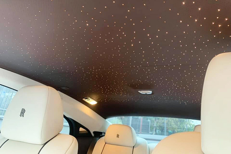 Ngoài những trang thiết bị tối tân, vật liệu cao cấp như da, gỗ quý, được chế tác hoàn toàn thủ công - trên trần xe còn trang bị bầu trời đầy sao do 1.340 bóng đèn LED tạo nên. Đáng chú ý, xe còn sở hữu hệ thống điều khiển bằng giọng nói mới cho phép tài xế yêu cầu hệ thống thông tin định vị cho biết địa điểm muốn định vị.