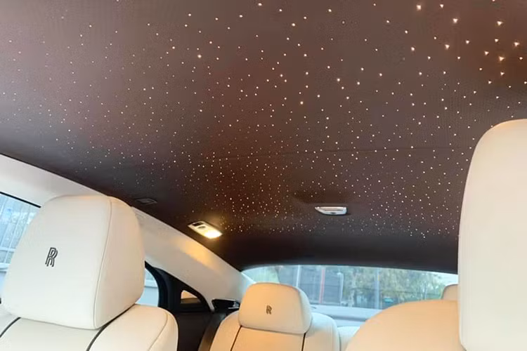 Ngoài những trang thiết bị tối tân, vật liệu cao cấp như da, gỗ quý, được chế tác hoàn toàn thủ công - trên trần xe còn trang bị bầu trời đầy sao do 1.340 bóng đèn LED tạo nên. Đáng chú ý, xe còn sở hữu hệ thống điều khiển bằng giọng nói mới cho phép tài xế yêu cầu hệ thống thông tin định vị cho biết địa điểm muốn định vị.