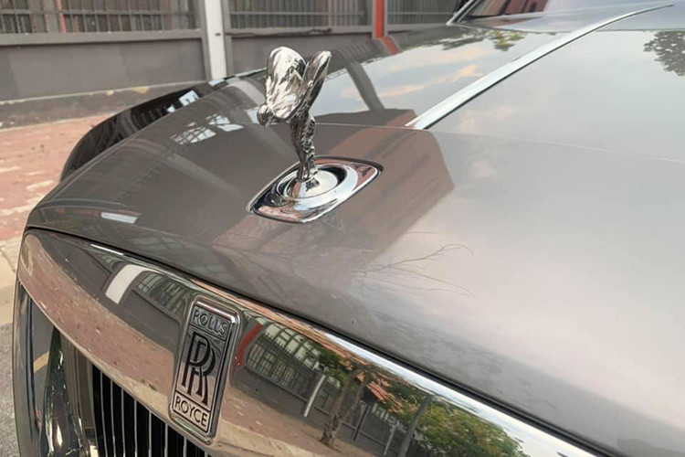 Wraith sở hữu chiều dài, rộng, cao lần lượt là 5.269 x 1.947 x 1.507 mm, chiều dài cơ sở 3.112 mm, trọng lượng không tải 2.360 kg và thể tích cốp xe 470 lít. Biểu tượng Spirit of Ecstasy nằm ở chính giữa đầu xe.