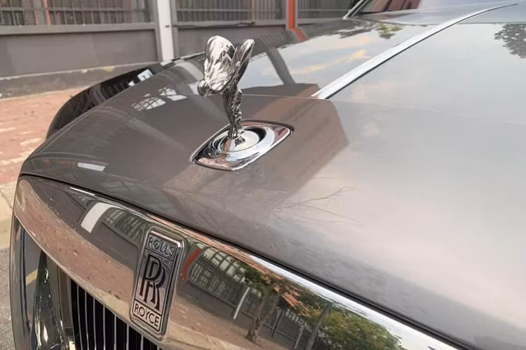 Wraith sở hữu chiều dài, rộng, cao lần lượt là 5.269 x 1.947 x 1.507 mm, chiều dài cơ sở 3.112 mm, trọng lượng không tải 2.360 kg và thể tích cốp xe 470 lít. Biểu tượng Spirit of Ecstasy nằm ở chính giữa đầu xe.