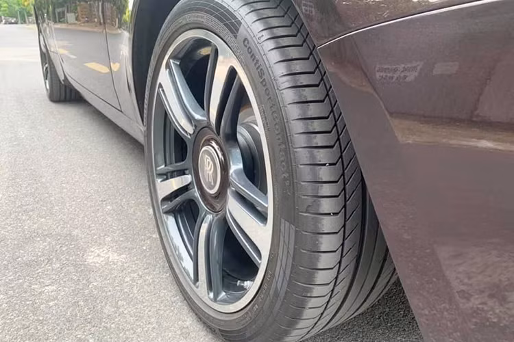 Thân xe của chiếc Coupe siêu sang có thiết kế thể thao với những đường cong mềm mại và mui xe vát về phía sau khoang hành lý. Mâm xe hợp kim thiết kế dạng 5 chấu đơn lớn với hai tông màu cùng logo RR.