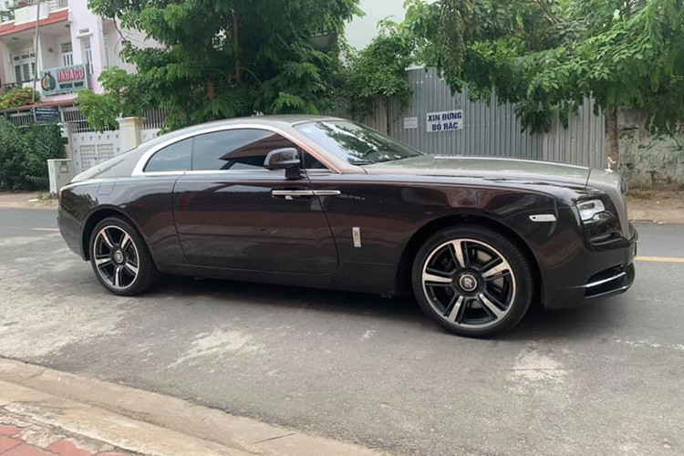 Phần đuôi xe siêu sang Rolls-Royce Wraith đời 2015 thiết kế khá ấn tượng với cụm đèn hậu dạng to bản với viền đường led chiếu sáng ban ngày, cặp ống xả lớn dạng hình thang hai bên được làm bằng kim loại sáng bóng.