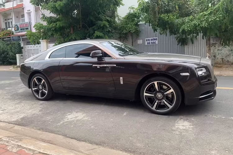 Phần đuôi xe siêu sang Rolls-Royce Wraith đời 2015 thiết kế khá ấn tượng với cụm đèn hậu dạng to bản với viền đường led chiếu sáng ban ngày, cặp ống xả lớn dạng hình thang hai bên được làm bằng kim loại sáng bóng.