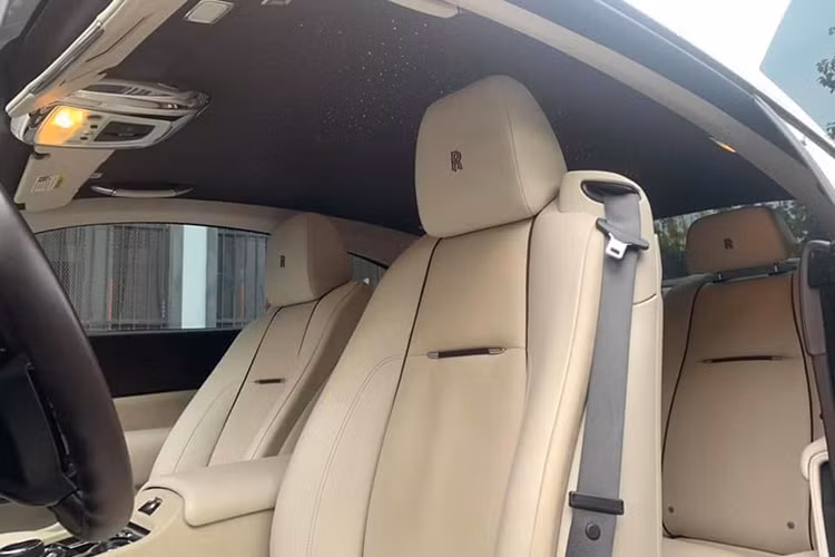 Những chi tiết thiết kế bên trong của Rolls-Royce Wraith khiến người khó tính nhất cũng không thể chê vào đâu được. Các vật liệu đắt tiền được sắp xếp đẹp mắt giúp cho khoang lái của xe tạo nên vẻ đẹp sang trọng.