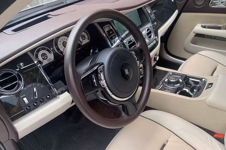 Bên trong khoang lái chiếc Rolls-Royce Wraith này có màu kem và màu chocolate "sẹc tông" với ngoại thất. Vô lăng của xe ba chấu kiểu truyền thống trên những mẫu xe khác của hãng xe sang Rolls-Royce. Ba đồng hồ analog trên bảng điều khiển trung tâm khá đơn giản. Đồng hồ giữa hiện tốc độ, có đơn vị dặm/giờ và km/h. Bên phải là đồng hồ báo xăng và nhiệt độ máy, bên trái hiển thị tua máy.
