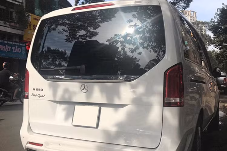 Hiện tại chiếc xe vẫn đang trong quá trình hoàn thiện và việc nâng cấp phần nội thất sang trọng hơn kiểu limousine cũng đang được của hàng độ tại Sài Gòn triển khai. Theo nhiều người chơi xe đồn đoán, chắc chắn mức giá độ cho mẫu xe minivan nhà Mercedes-Benz này sẽ không hề rẻ.