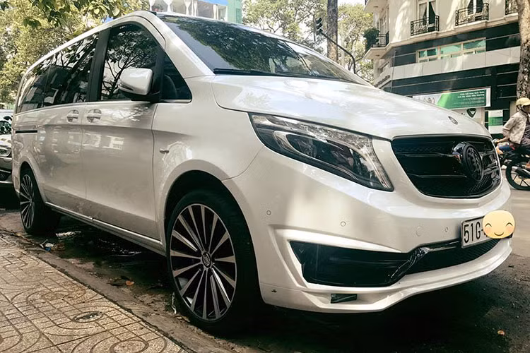 Bên cạnh đó, xe còn sở hữu hệ thống treo Agility Control, giúp xe luôn vận hành êm ái trước những thay đổi liên tục của mặt đường với 4 chế độ lái khác nhau. Tại thị trường Việt Nam, mẫu xe minivan Mercedes-Benz V250 phiên bản 2015 từng được phân phối chính hãng với mức giá khoảng 2.569 tỷ đồng (đã bao gồm thuế GTGT). 