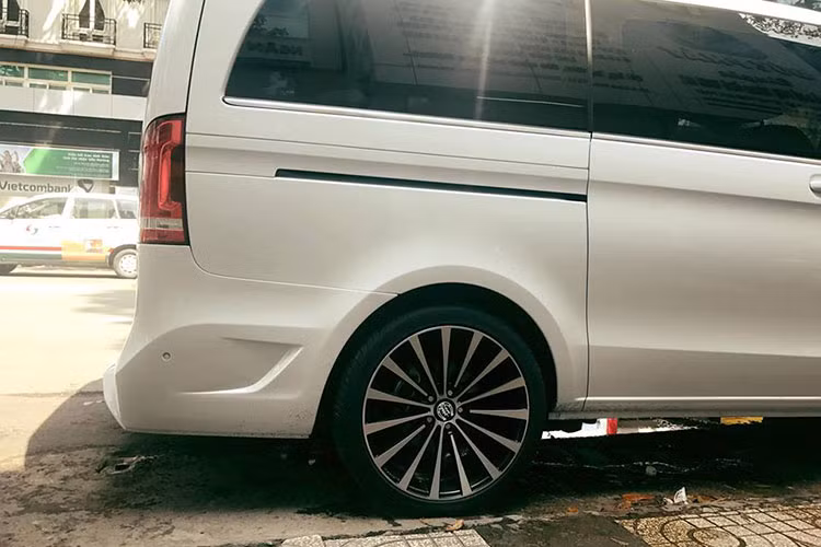 Mercedes-Benz V 250 nguyên bản sở hữu thiết kế theo ngôn ngữ “Sensual Purity” giống như những dòng xe cao cấp S-Class, E-Class và C-Class. Xe được trang bị khối động cơ xăng với dung tích 2.0 lít, 4 xy-lanh, cho công suất tối đa 211 mã lực và mô-men xoắn cực đại 350 Nm đạt được ngay từ vòng tua máy 1.200 v/p. Sức mạnh được truyền tới 4 bánh thông qua hộp số tự động 7G-Tronic Plus.