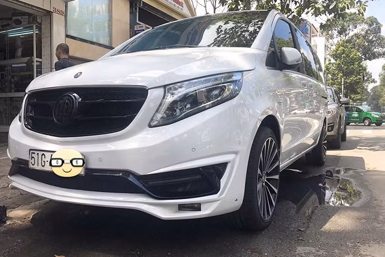 Chiếc "xế hộp" minivan Mercedes-Benz V250 màu trắng của đại gia Minh nhựa được một cửa hàng phụ kiện độ xe tại Sài Gòn làm mới lại ngoại hình. Cụ thể, chiếc xe được trang bị gói bodykit độ "Black Crystal" đến từ hãng Larte Design. Mặc dù chưa hoàn thành hết nhưng nó cũng mang vẻ đẹp cá tính, sắc sảo hơn nhiều so với nguyên bản.