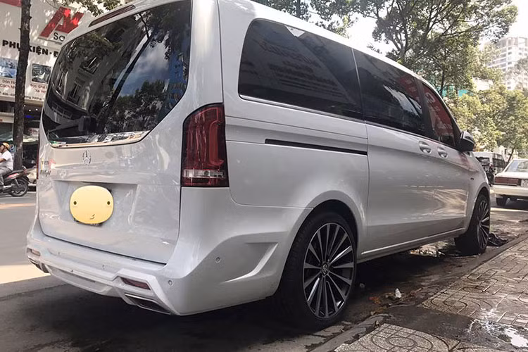 Trên cản trước của xe còn có thêm những chi tiết tạo điểm nhấn như nẹp gió hay đèn LED. Cản sau mới với đường gân 2 bên sườn và phía sau ấn tượng hơn với thiết kế của chụp ống xả cân xứng 2 bên. Đi kèm với bodykit là bộ mâm đa chấu mang vẻ đẹp cổ điển sang trọng.