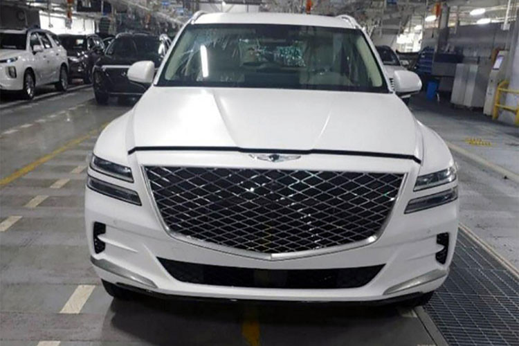 Sau khi giới thiệu các mẫu xe sedan hạng sang, Genesis chuẩn bị trình làng thêm một mẫu SUV cao cấp với kích thước tương đương BMW X5 hay Mercedes-Benz GLE. Theo một số hình ảnh ghi nhận được, mẫu xe Genesis GV80 2020 mới sẽ sở hữu 7 chỗ ngồi với cách bố trí ghế kiểu 5+2 như các đối thủ cùng phân khúc.