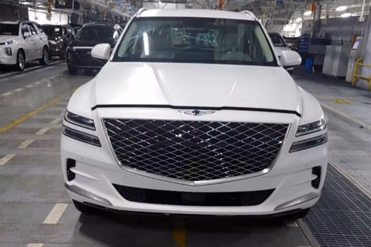 Sau khi giới thiệu các mẫu xe sedan hạng sang, Genesis chuẩn bị trình làng thêm một mẫu SUV cao cấp với kích thước tương đương BMW X5 hay Mercedes-Benz GLE. Theo một số hình ảnh ghi nhận được, mẫu xe Genesis GV80 2020 mới sẽ sở hữu 7 chỗ ngồi với cách bố trí ghế kiểu 5+2 như các đối thủ cùng phân khúc.