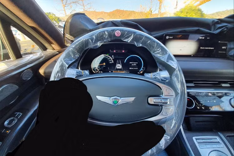 Về nội thất, gây chú ý nhất trên SUV hạng sang Genesis GV80 chính là thiết kế vô lăng 2 chấu lạ mắt. Đằng sau là cụm đồng hồ điện tử độ phân giải cao. Các phím bấm trên xe đều bằng kim loại cao cấp, cần số được loại bỏ và thay thế bằng nút bấm. Trung tâm nội thất Genesis GV80 là màn hình giải trí cỡ lớn nằm tách biệt khỏi mặt táp lô.