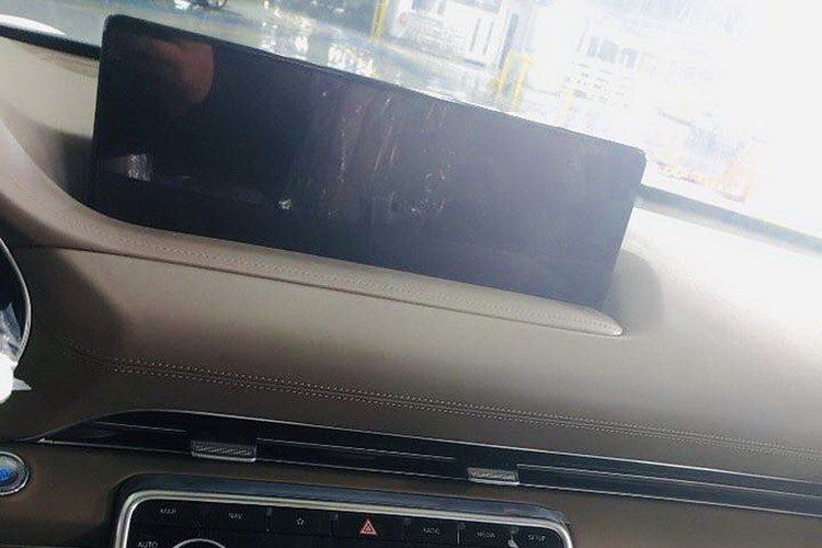 Trên mẫu xe Genesis GV80 hoàn toàn mới này, hãng xe Hàn cũng trang bị màn hình giải trí cỡ lớn nằm tách biệt khỏi mặt táp lô. Cửa gió điều hòa thiết kế dạng thanh mảnh, trang trí với các điểm nhấn kim loại.