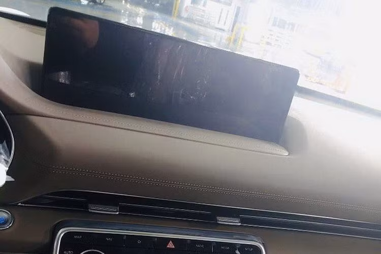 Trên mẫu xe Genesis GV80 hoàn toàn mới này, hãng xe Hàn cũng trang bị màn hình giải trí cỡ lớn nằm tách biệt khỏi mặt táp lô. Cửa gió điều hòa thiết kế dạng thanh mảnh, trang trí với các điểm nhấn kim loại.