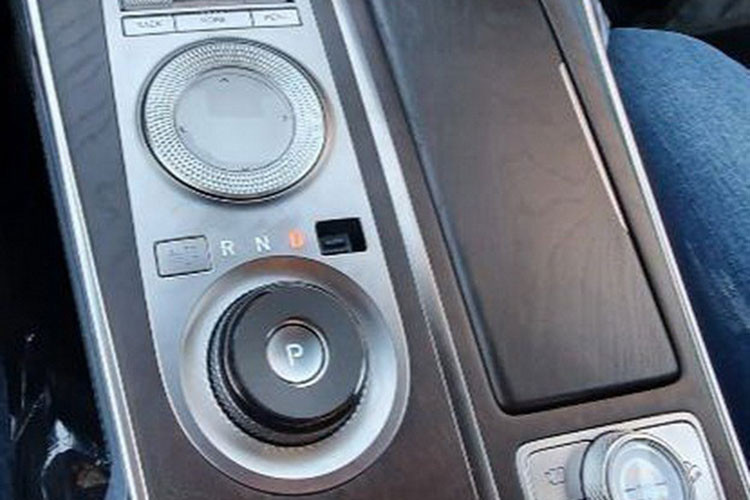 Trên cụm điều khiển trung tâm, Genesis GV80 2020 sẽ được trang bị núm xoay để chuyển số mới thay cho cần số thông thường. Ở giữa núm xoay là nút bấm của tính năng phanh đỗ xe điện tử. Tương tự như vậy, núm chọn chế độ lái cũng được thiết kế hình tròn và được bao quanh bởi những nút bấm bằng kim loại.