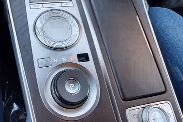 Trên cụm điều khiển trung tâm, Genesis GV80 2020 sẽ được trang bị núm xoay để chuyển số mới thay cho cần số thông thường. Ở giữa núm xoay là nút bấm của tính năng phanh đỗ xe điện tử. Tương tự như vậy, núm chọn chế độ lái cũng được thiết kế hình tròn và được bao quanh bởi những nút bấm bằng kim loại.