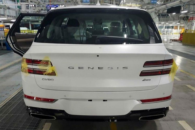 Hình ảnh chiếc GV80 xuất hiện trong nhà máy khá sắc nét. Nhờ đó, người dùng có thể hình dung khá rõ ràng về ngoại hình của xe. Lưới tản nhiệt ngũ giác mạ chrome là yếu tố bắt mắt đầu tiên. Đi cùng là cụm đèn dạng mảnh, nắp ca-pô cơ bắp với nhiều đường gân. Sau xe, cụm đèn hậu chữ nhật với các dải song song. Chính giữa là cái tên G E N E S I S nổi bật. Cản sau gây chú ý với cặp ống xả cỡ lớn chia đều hai bên.
