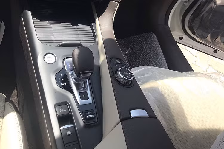 Khối động cơ gắn trên QX50 cho công suất 268 mã lực tại 5.600 vòng/phút, mô-men xoắn 380Nm tại 4.400 vòng/phút. Kết hợp hộp số biến thiên CVT, phiên bản dẫn động trước tăng tốc từ 0-100km/h trong 6,7 giây, trong khi bản dẫn động bốn bánh cần 6,3 giây để đạt con số tương tự. Vận tốc tối đa của xe là 230km/h. 