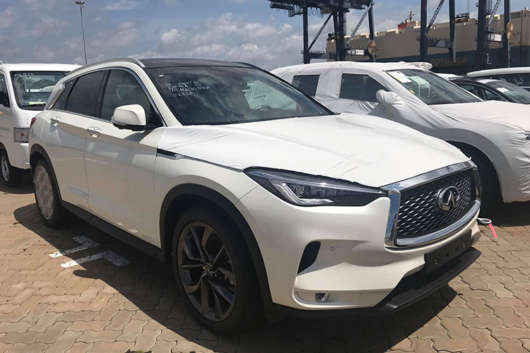 Theo một số nguồn tin từ Infiniti Việt Nam, giá xe Infiniti QX50 2019 về Việt Nam trong tháng 9 dự kiến là 2,45 tỷ đồng. Giới tư vấn bán hàng đã bắt đầu nhận đặt hàng từ đầu năm nay. Như vậy, xe sẽ cùng tầm giá với Audi Q5 và Lexus NX300, có nghĩa là cao hơn 2 đối thủ Mercedes-Benz GLC (1,7-2,289 tỷ đồng) và BMW X3 (khoảng 2 tỷ đồng).