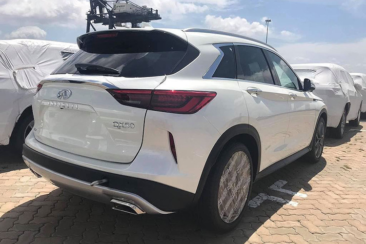 Dù không được ấn tượng như đèn pha full LED của phiên bản ý tưởng, nhưng QX50 vẫn có cặp đèn chiếu sáng cũng như đèn LED định vị được làm mới. Trong khi đó, đèn hậu đem tới cho xe vẻ sắc sảo với kiểu dáng lưỡi dao, hay hệ thống ống xả kép và cản sau mạnh mẽ hơn.