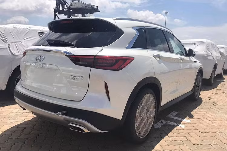 Dù không được ấn tượng như đèn pha full LED của phiên bản ý tưởng, nhưng QX50 vẫn có cặp đèn chiếu sáng cũng như đèn LED định vị được làm mới. Trong khi đó, đèn hậu đem tới cho xe vẻ sắc sảo với kiểu dáng lưỡi dao, hay hệ thống ống xả kép và cản sau mạnh mẽ hơn.