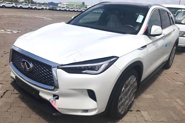 Nằm trong phân khúc crossover hạng D cao cấp, Infiniti QX50 2019 mới sẽ đại diện cho Infiniti để cạnh tranh với các đối thủ Đức như Mercedes GLC, BMW X3, Audi Q5 hay "người đồng hương" Lexus NX. Mẫu xe này hiện vừa được nhập về Việt Nam bởi nhà phân phối chính thức.