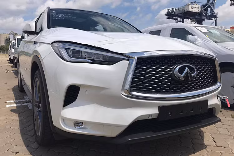 Trên chiếc xe SUV hạng sang này, Infiniti đã thiết kế các cửa kính tạo cảm giác đổ về phía trước, cùng với những đường nét “cơ bắp” và bề mặt uốn lượn để tạo cho xe cảm giác năng động nhưng tinh tế. Ngoài ra mẫu xe SUV Infiniti QX50 2019 mới cũng gây ấn tượng với người dùng với thiết kế mặt ca lăng lớn đặc trưng của của thương hiệu Infiniti.