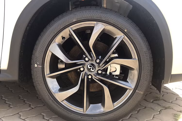 Phong cách thiết kế năng động của xe còn được thể hiện ở các tiểu tiết n hư nắp ca-pô hình vỏ sò, những đường nét nổi đậm, chụp ống xả kép crome hay tùy chọn mâm 19 đến 20 inch. Chiếc Infiniti QX50 tại Việt Nam sở hữu thiết kế mâm 20 inch 5 chấu kép cách điệu ấn tượng.