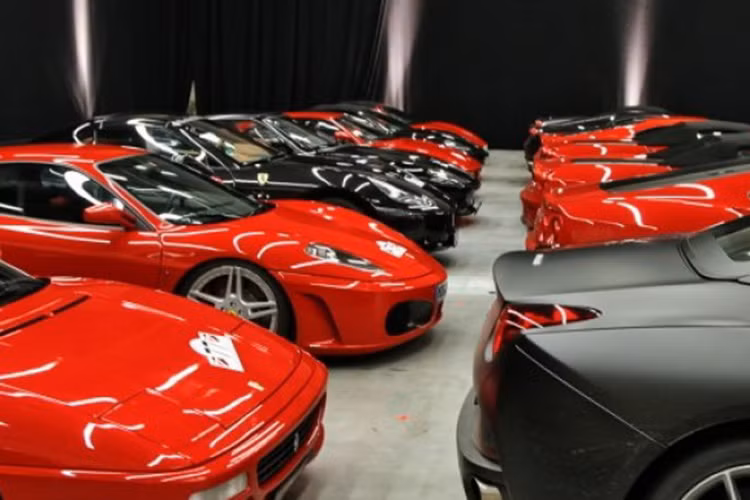 Vị quốc vương này có nhiều nơi bí mật để cất giữ bộ sưu tập khổng lồ của mình, thậm chí còn ở nước ngoài.