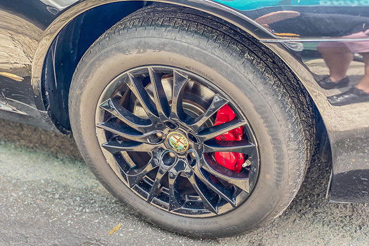 Màu sơn của xe cũng chuẩn chỉ là đen bóng, phối cùng mâm sơn đồng màu. Mức giá thách cưới dành cho chiếc xe Alfa Romeo 159 JTS này hơn 700 triệu đồng, bằng với giá bán các mẫu xe SUV hạng B như Hyundai Creta, Mitsubishi Xforce, Kia Seltos, hay Honda HR-V.