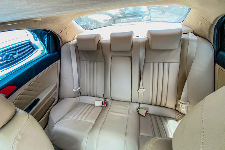 Lưới tản nhiệt của xe hình chữ V cá biệt của nhà Alfa Romeo, cộng với cụm đèn pha với 3 bóng đèn tròn xếp thành hàng ngang, rất cá tính. Chưa dừng lại đó, xe còn có thêm đèn sương mù dạng tròn. Tính tổng phần đầu, có 8 đèn chia đều 2 bên. Đằng sau với cụm đèn hậu đơn giản, ống xả tròn lòi ra khỏi cản sau.