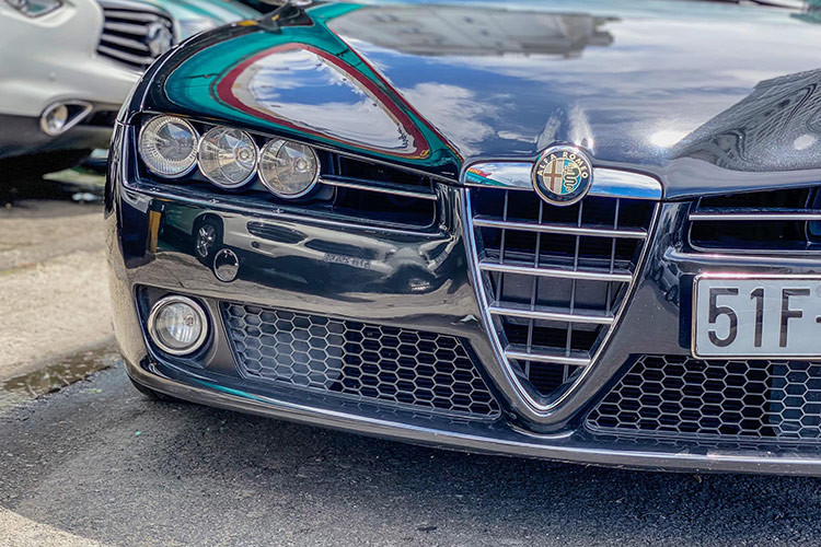 Và chỉ riêng chiếc xe Alfa Romeo 159 JTS hàng hiếm trong bài viết này còn đang lưu lạc trên thị trường xe cũ và rao bán, chờ chủ nhân đến rước về.